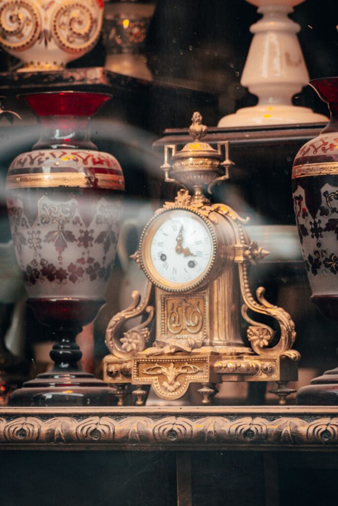 Antike Standuhr, Vasen und Lampe in einem Antiquitätengeschäft – Antiquitäten schätzen lassen bei Retro Hero