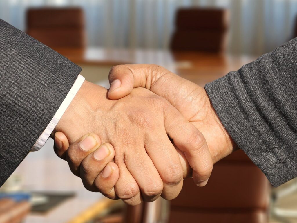 Handschlag – Partnerschaft mit Institutionen