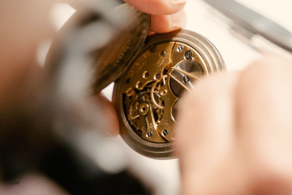 Fachkundige Bewertung einer antiken Taschenuhr – Blick auf das Uhrwerk