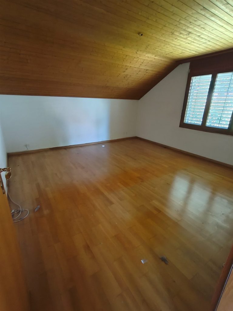 Zimmer im Dachgeschoss nach der Räumung