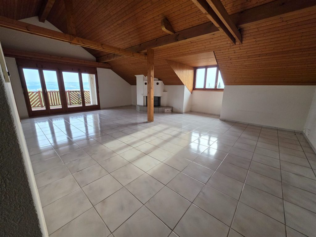 Dachwohnung mit Cheminée nach der Räumung