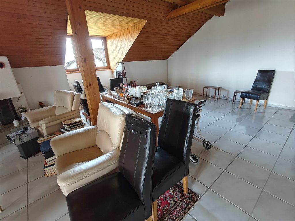 Dachwohnung mit Cheminée vor der Räumung