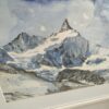 Schrägansicht des Aquarells mit spitzem Berggipfel