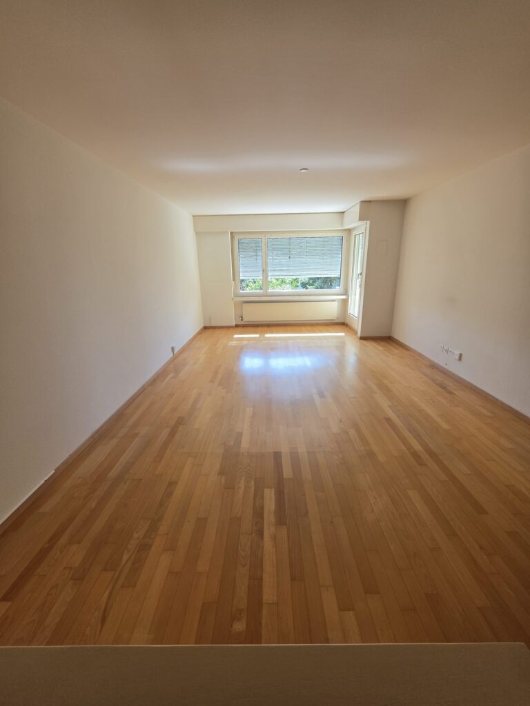 Wohnungsräumung in Würenlos: leeres Wohnzimmer nach der Räumung, besenrein