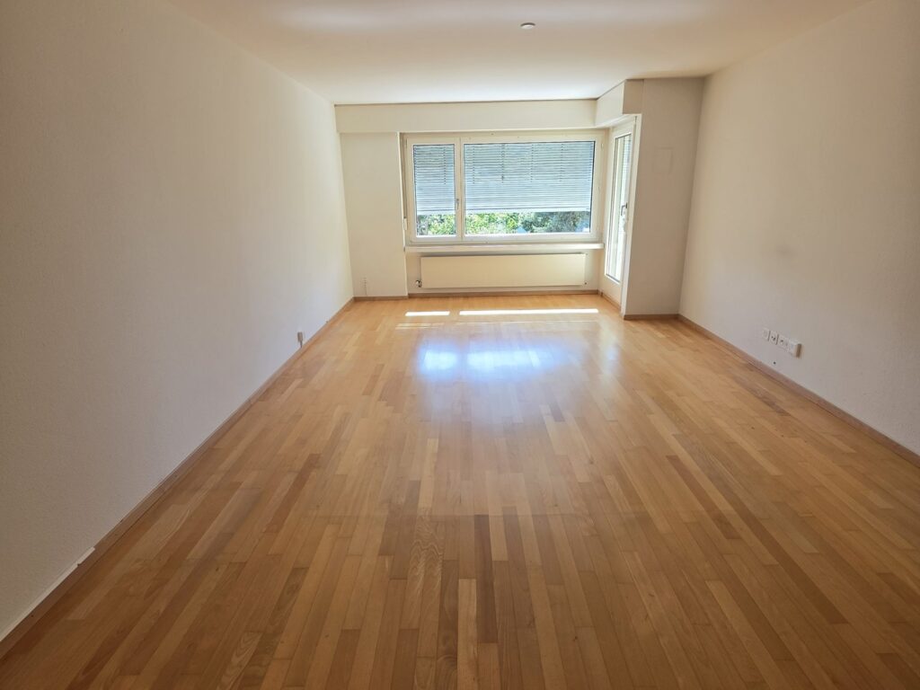 Besenrein übergebenes Wohnzimmer nach einer Räumung von Retro Hero in Würenlos bei Baden